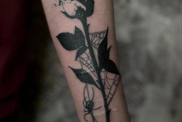 Tattoo über eine Narbe von Addi Asha, Tätowierer aus Bochum, NRW