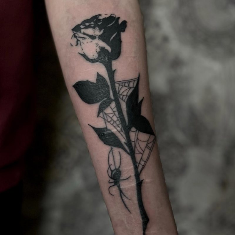 Tattoo über eine Narbe von Addi Asha, Tätowierer aus Bochum, NRW