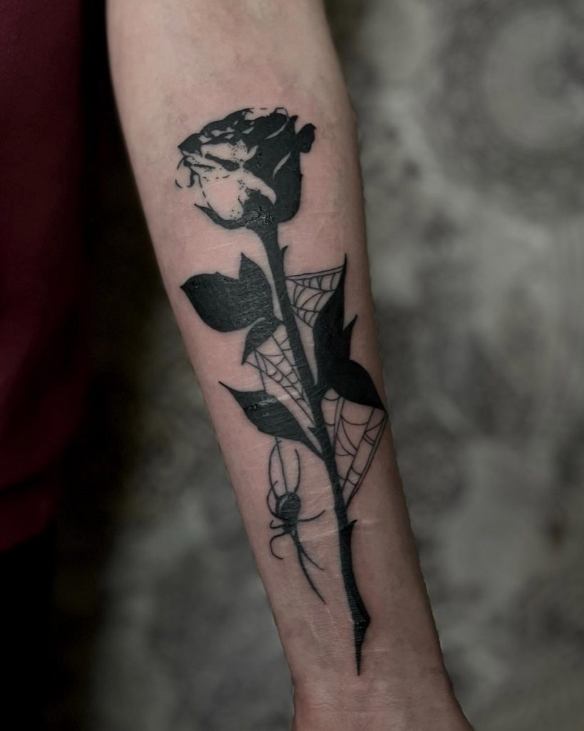 Tattoo über eine Narbe von Addi Asha, Tätowierer aus Bochum, NRW